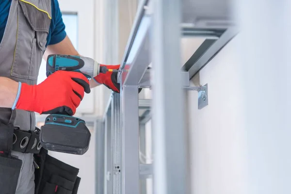 Kaukasische Werknemer Gebouw Gipsplaat Wand Frame Door Het Aanbrengen Van — Stockfoto