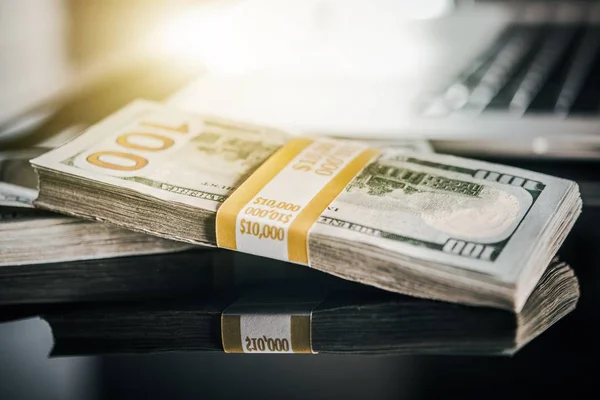 Üzleti Téma Cash Money Fizetés Üveges Asztal Laptop Számítógép Háttérben — Stock Fotó