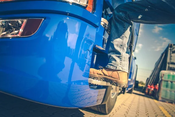 Commercial Driver Getting Semi Truck Closeup Photo Transport Industry — Stock Photo, Image