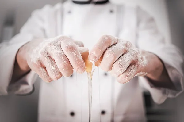 Chef Cozinha Caucasiano Seus Anos Rachando Adicionando Ovo Crosta Pão — Fotografia de Stock
