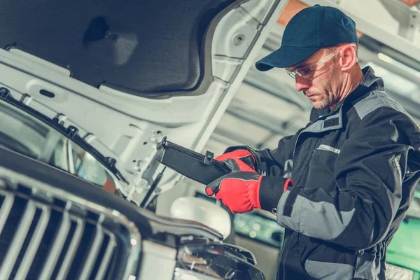 Moderno Veicolo Riparazione Caucasico Auto Service Technician Nel Suo 30S — Foto Stock