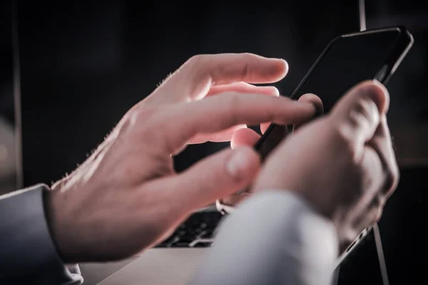 Użycie Aplikacji Smartfona Mężczyzn Telefon Ręce Zbliżenie Zdjęcie Nowoczesna Komunikacja — Zdjęcie stockowe