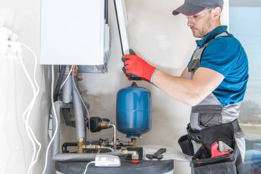 Profesyonel beyaz Isıtma Sistemleri yükleyicisi tarafından Yükleme Merkezi gaz ısıtıcı.