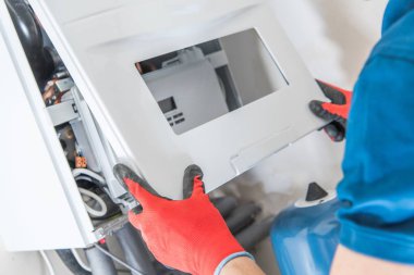 Profesyonel teknisyen onarım gaz ısıtıcı. Merkez Ev Isıtma sistemi.