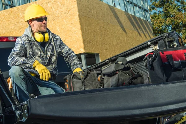 Улыбающиеся Белые Рабочие Строители Сидят Пикапе Мужчины Жёлтой Шляпе Защитных — стоковое фото