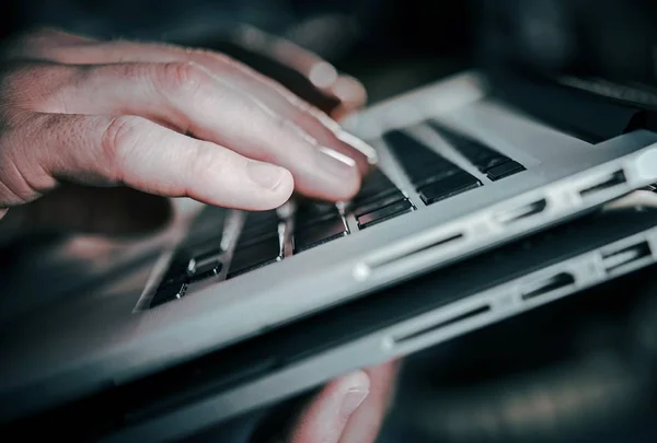 Praca Przed Komputerem Pracownik Biurowy Kaukaski Jego Ręce Laptopie — Zdjęcie stockowe