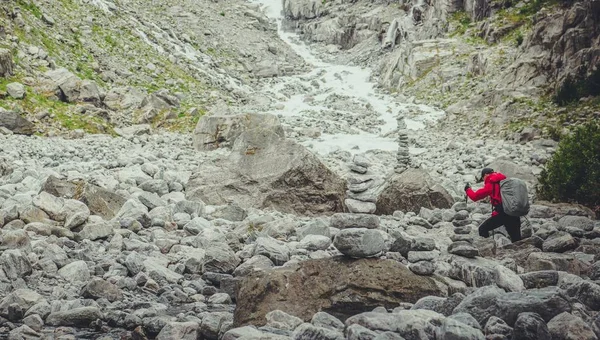 Kaukasiska Män Steniga High Mountain Trail — Stockfoto
