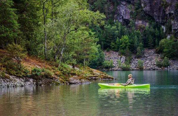 放松皮划艇之旅 风景湖上的白种人 — 图库照片