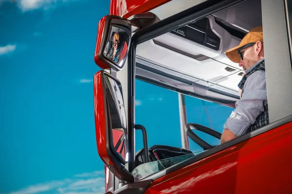 Transportation Industry Theme Caucasian Truck Driver His 30S Red Semi — Stock Photo, Image