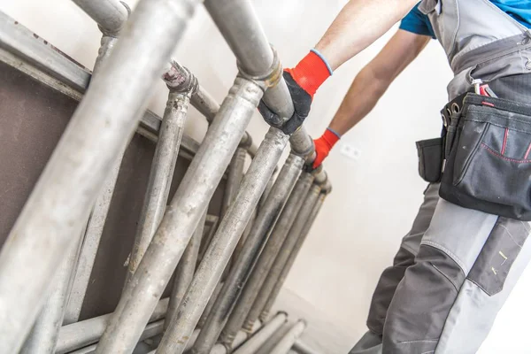 Trabajador Construcción Caucásico Instalando Andamios Dentro Del Edificio — Foto de Stock