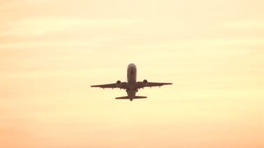 Yolcu uçağı kalkıştan hemen sonra. Uçak kalkış