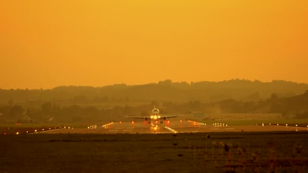 Avião de passageiros decolando durante o pôr do sol . — Vídeo de Stock