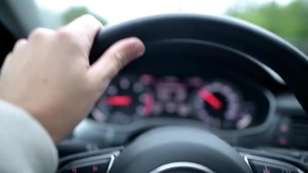 El conductor y el coche. Viaje por carretera Concept Footage. Mano en el volante — Vídeo de stock