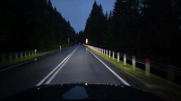 Αυτοκίνητο οδήγηση τη νύχτα. Σύγχρονο όχημα οδήγησε προβολείς οδικό φωτισμό — Αρχείο Βίντεο