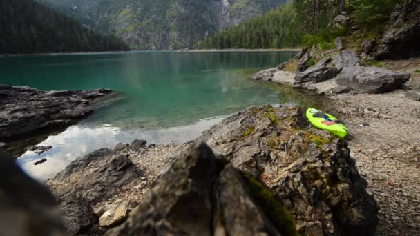 Passeio de caiaque no Blindsee nos Alpes Austríacos — Vídeo de Stock