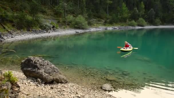 Kajakpaddling på den Blindsee sjön, Österrike. Kvinna med liten hund på resan — Stockvideo