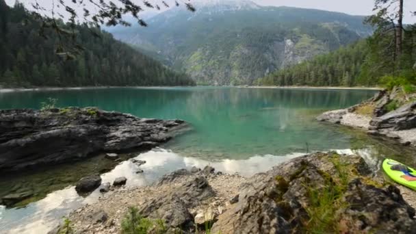 Malebné jezero Blindsee. Kajak na skalnatém břehu jezera. Venkovní aktivity — Stock video