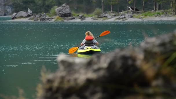 Mulher caucasiana no caiaque inflável na viagem ao lago — Vídeo de Stock