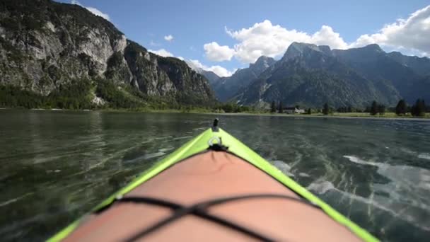 Lago Alm, Salzkammergut en el Valle de Almtal. Kayak Tour . — Vídeos de Stock