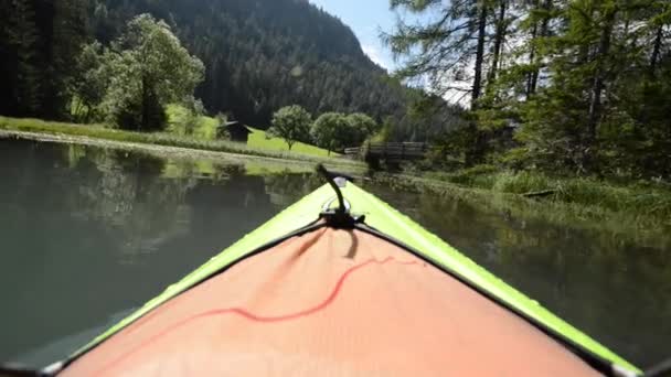 Vacation Kayak Trip on the Scenic Lake — Stock Video