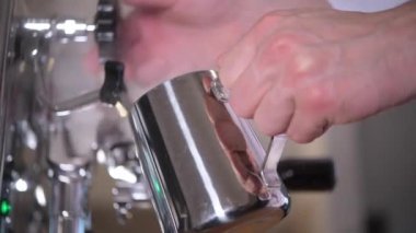 İtalyan Barista süt Cafe Latte için buhar. Closeup Video