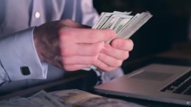 Nakit para sayma Closeup Video. Beyaz erkekler banknot sayma