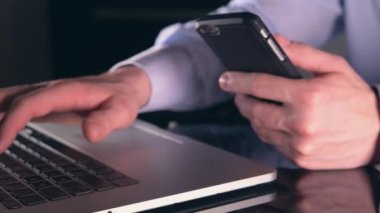 Onun laptop bilgisayar ve Smartphone kullanarak online çalışan Kafkas Işadamı. Mobil cihazlar senkronizasyonu