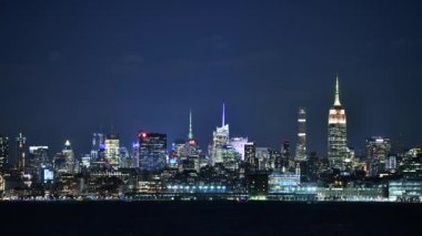 New York şehir silüetinin 4k Timelapse. Gece Manhattan 'da. Amerika Birleşik Devletleri.