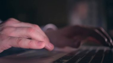 Online Pazarlama Iş. Kafkas ofis Işçisi çalışma online onun laptop bilgisayar kullanarak