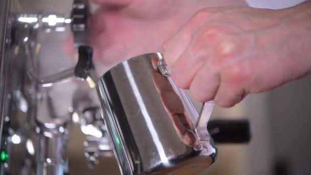 Italiano Barista Vapor Leite Para Café Latte Fechar Vídeo — Vídeo de Stock