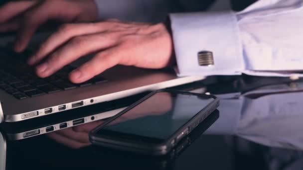 Caucásico Men Working His Office Late Hours Smartphone Dispositivos Portátiles — Vídeo de stock