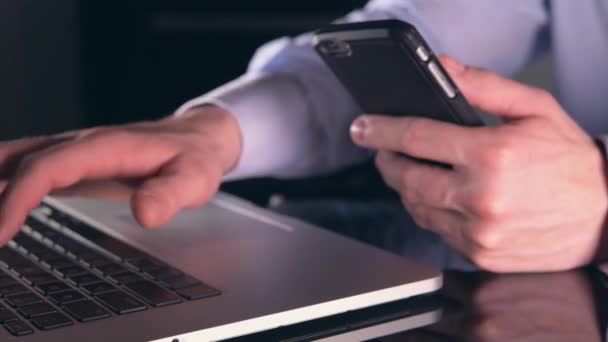 Кавказький Бізнесмен Працює Онлайн Використовуючи Свій Ноутбук Смартфон Мобільні Пристрої — стокове відео