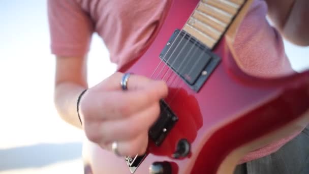 ギターを持つロックマン クローズ アップ写真 モダンなエレクトリック ギター弦の楽器 — ストック動画