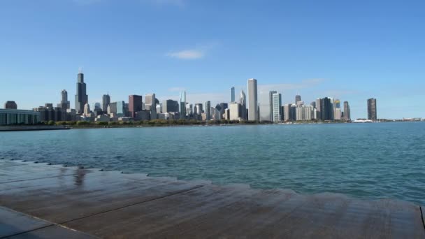 日当たりの良い10月の日にシカゴ イリノイ州のダウンタウンとミシガン湖 シカゴ イリノイ州 アメリカ合衆国 カメラの動き — ストック動画