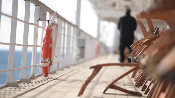 Spaziergang Auf Dem Hauptdeck Des Kreuzfahrtschiffes Zusammengefaltete Holzliegestühle Seefahrt — Stockvideo