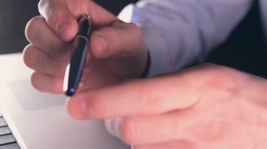 Kronik stres koşulları ofis çalışırken. Kalem ile sallayarak ofis Işçisi eller