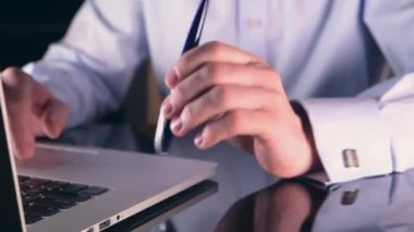 Stresli ofis Işi. Online ticaret yatırımcı cant ellerini sallayarak durdurmak ve bazı taze hava Need