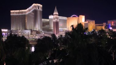 9 Kasım 2017 Sin City ana şeridi. Geceleri Las Vegas Strip. Venedik ve Harrahs otelleri ve kumarhaneler