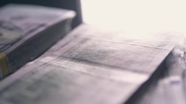 Masada Amerikan Doları yığını. 10000 dolar kazık