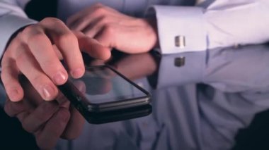İş adamı akıllı telefon uygulaması Içinde onun Kurumsal takvim browsing