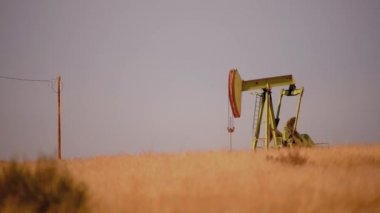 Yağ pompası California Prairie üzerinde. Doğal endüstriyel günbatımı. Birim pompa ile petrol sanayi Tema.