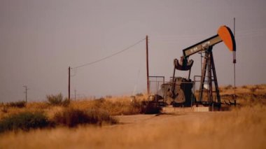 23 Kasım 2017. Güney Kaliforniya, Amerika Birleşik Devletleri. Grassy Prairie üzerinde Lufkin pumpjack yağ pompası çalışma