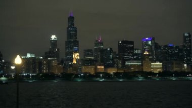 Gece Chicago şehir merkezi. Kamera yatay hareket ile şehir Panorama. Chicago, Illinois, ABD.