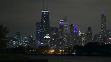Akşam saatlerinde Chicago şehir silueti ve Waterfront. Chicago, Illinois, Amerika Birleşik Devletleri.