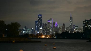 Gece Chicago şehir merkezi. Timelapse görüntüleri. Chicago Illinois ABD, gece Chicago şehir. Timelapse görüntüleri. Chicago Illinois ABD