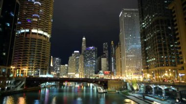 Chicago, Illinois, Amerika Birleşik Devletleri. 29 Kasım, 2017. Şehir merkezinde akşam saatleri geç saatlere kadar. Chicago şehir ışıkları görünümü.
