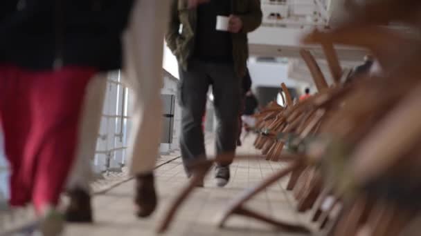 Menschen Entspannen Sich Beim Gang Auf Das Hauptdeck Des Kreuzfahrtschiffes — Stockvideo