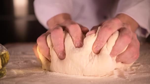 Cocina Master Chef Haciendo Pasta Italiana Las Manos Amasan Masa — Vídeo de stock