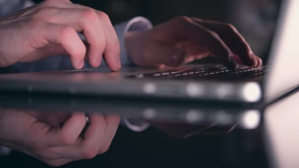 白种人30多岁的人在办公室工作到很晚 玻璃办公桌特写视频视频在他的手在电脑键盘上 — 图库视频影像