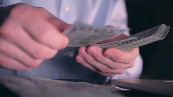 Bankbiljetten Tellen Close Foto Kaukasische Man Tellen Zijn Hard Verdiende — Stockvideo